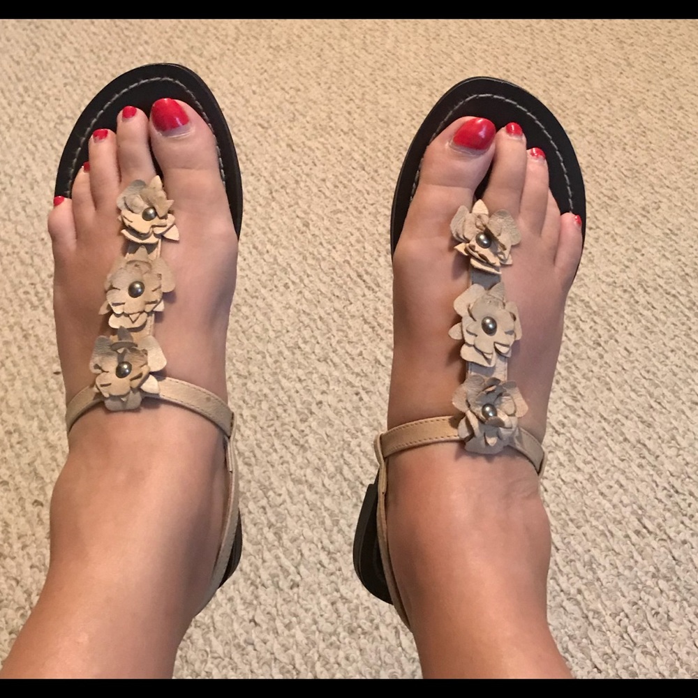 Steve Madden cream flower sandals Size 9